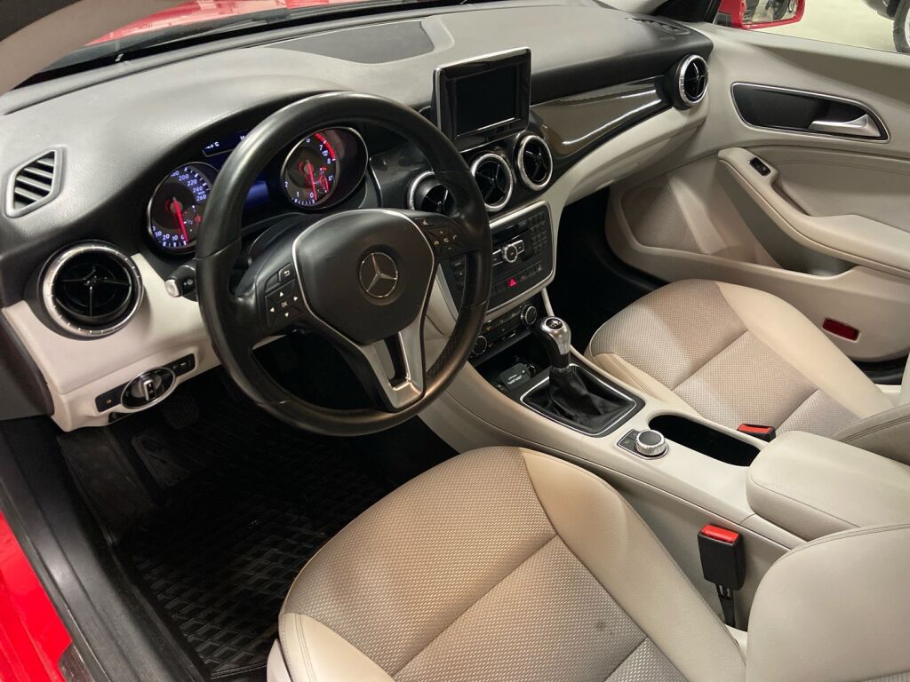 Mercedes-Benz CLA 2015 Punainen