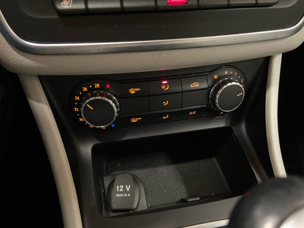 Mercedes-Benz CLA 2015 Punainen