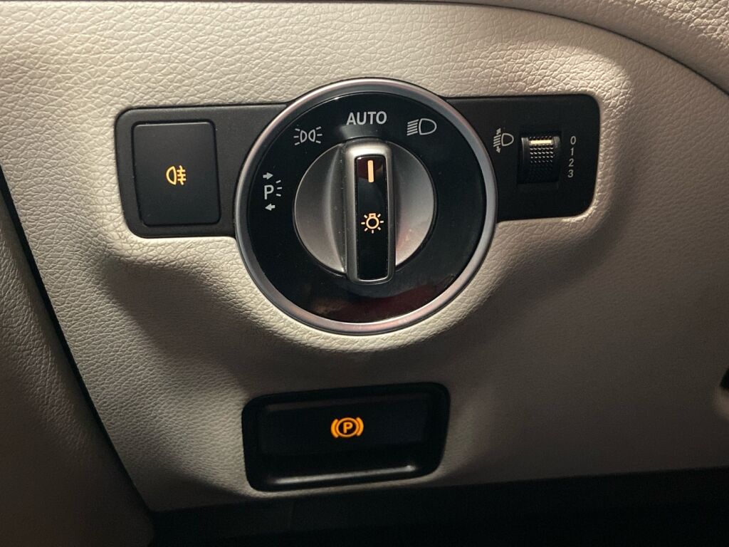 Mercedes-Benz CLA 2015 Punainen