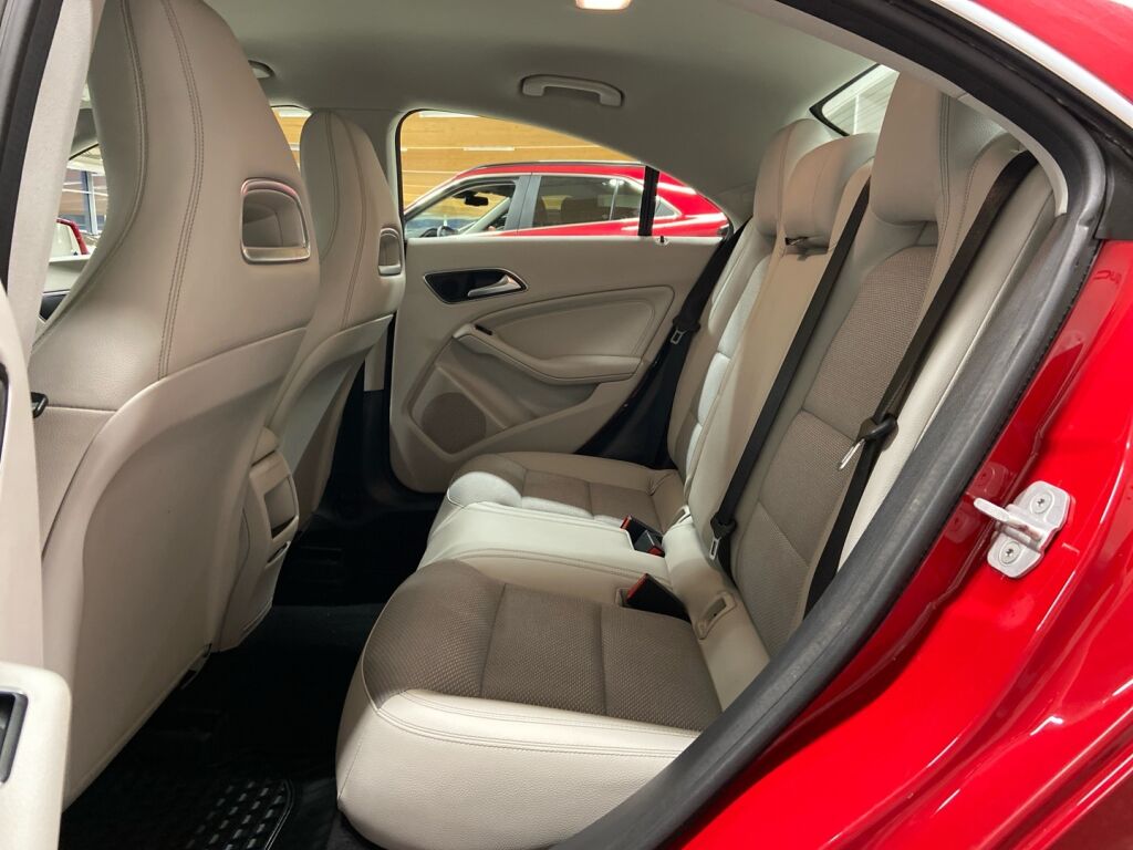 Mercedes-Benz CLA 2015 Punainen