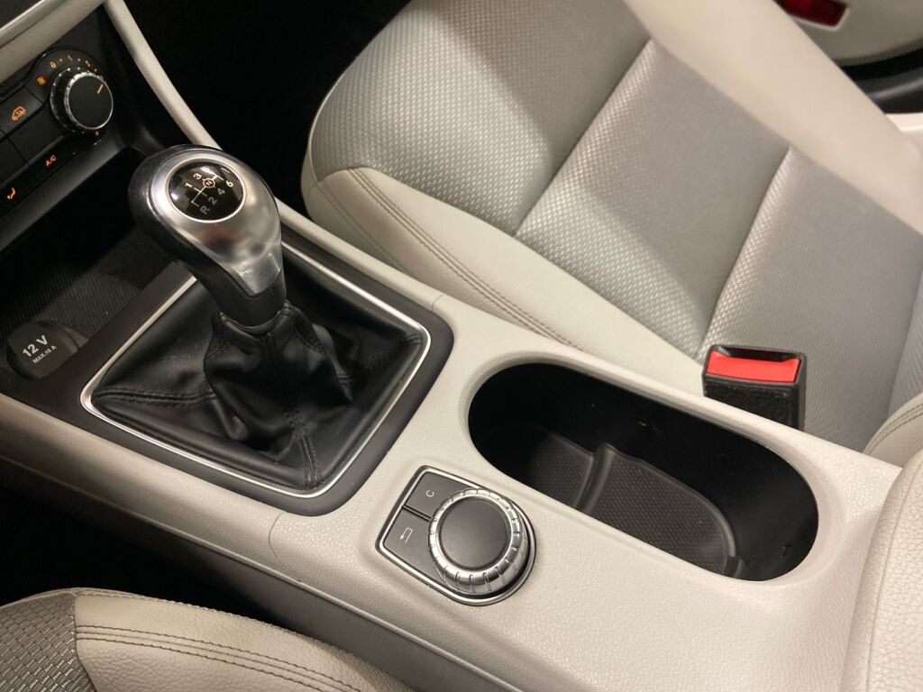 Mercedes-Benz CLA 2015 Punainen