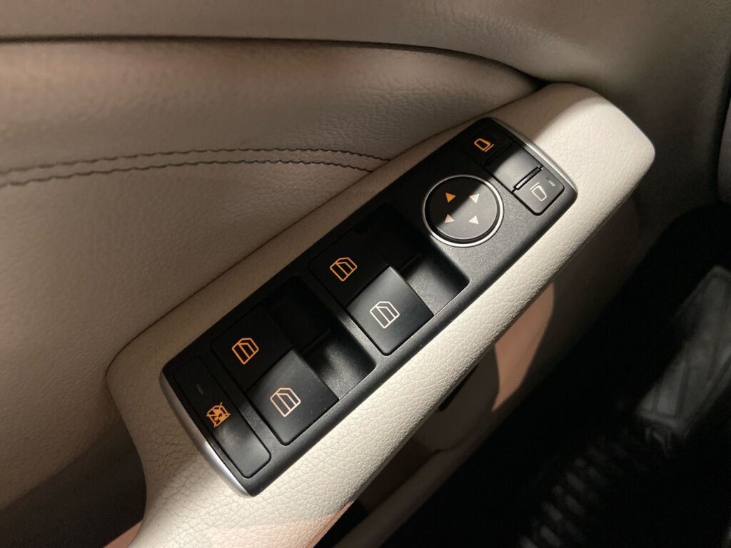 Mercedes-Benz CLA 2015 Punainen