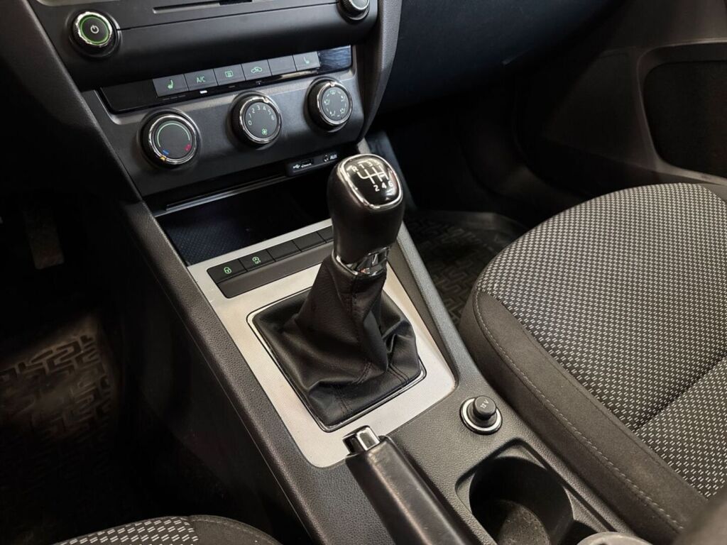 Skoda Octavia 2015 Valkoinen