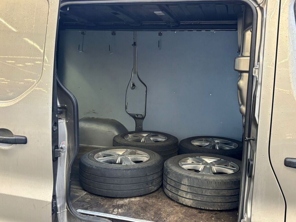 Opel Vivaro 2015 Ruskea (beige)