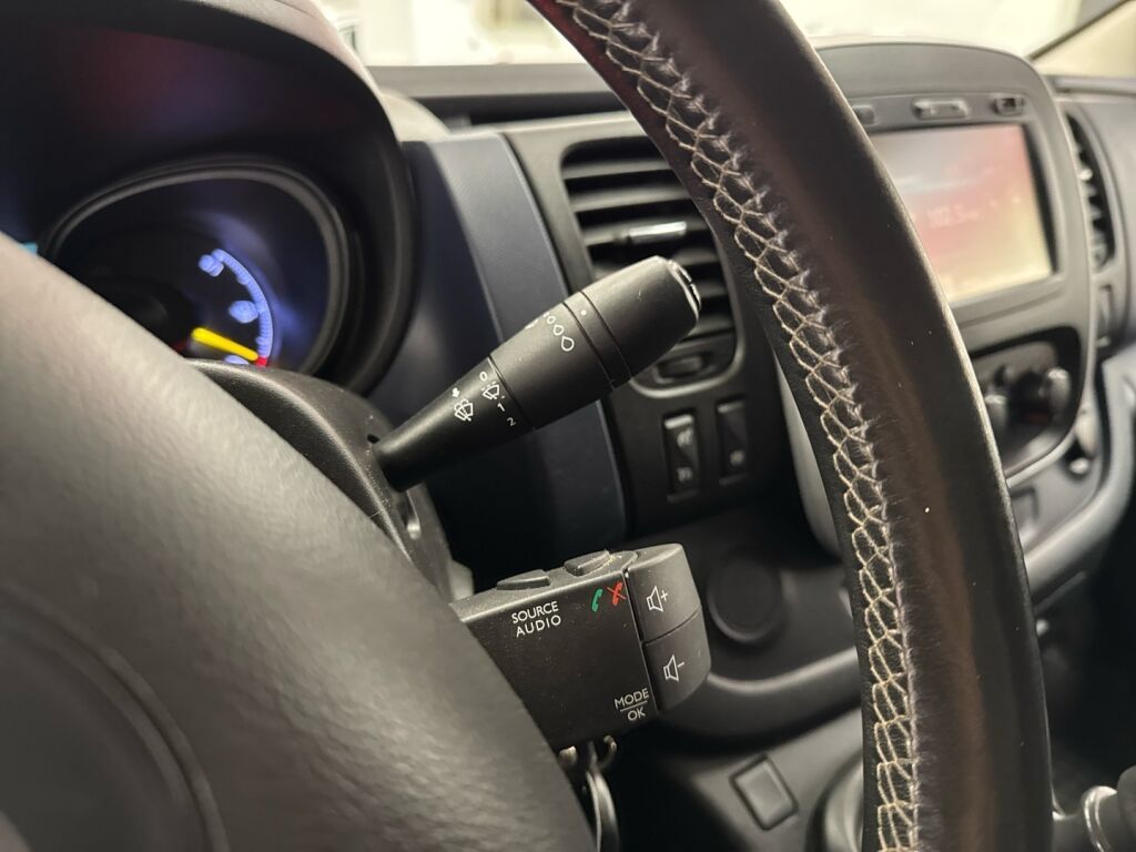 Opel Vivaro 2015 Valkoinen