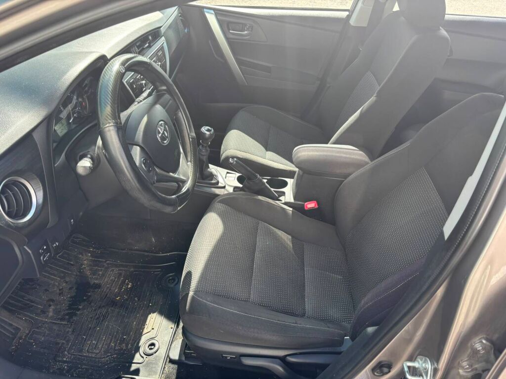 Toyota Auris 2015 Ruskea (beige)