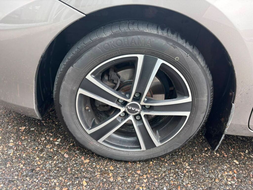 Toyota Auris 2015 Ruskea (beige)