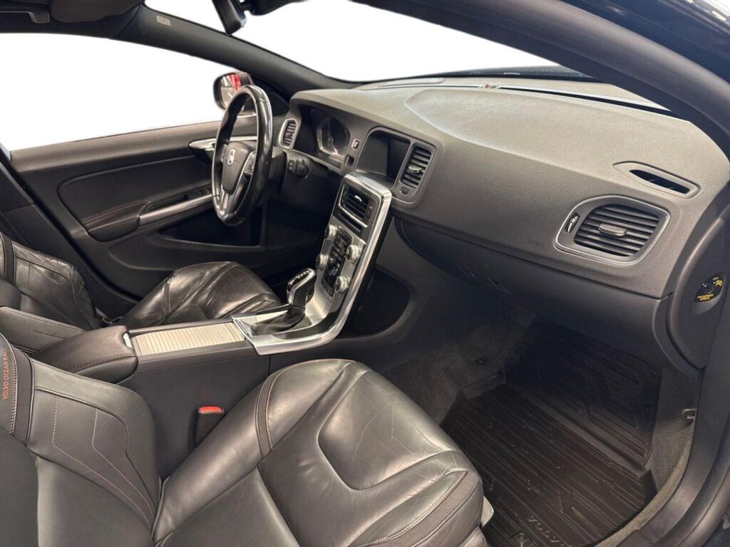 Volvo V60 2015 Musta