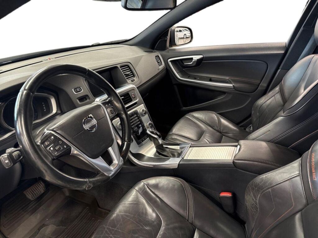 Volvo V60 2015 Musta
