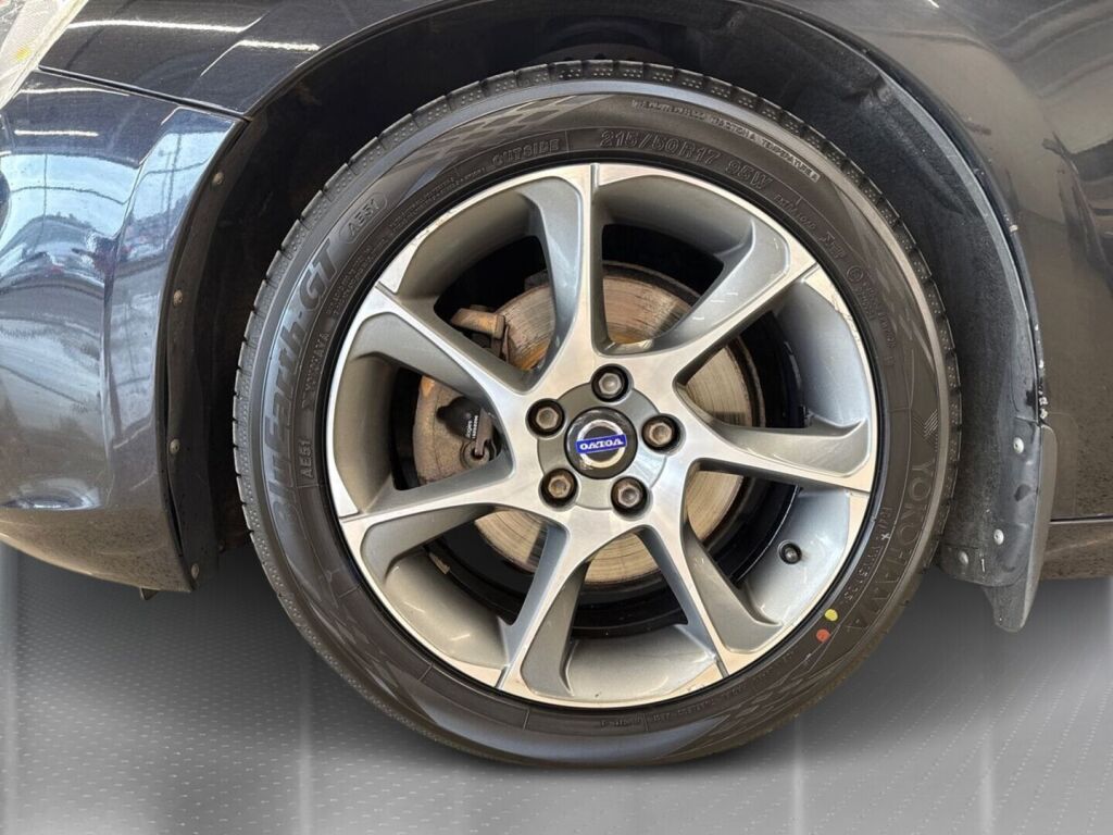 Volvo V60 2015 Musta