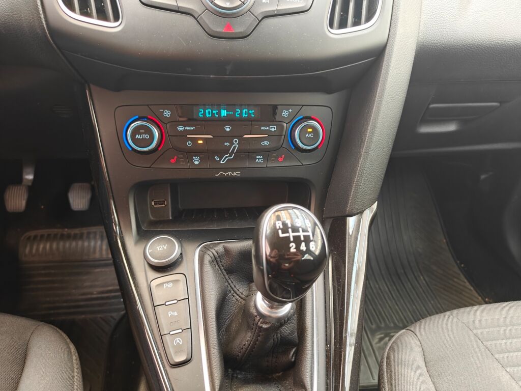 Ford Focus 2015 Valkoinen