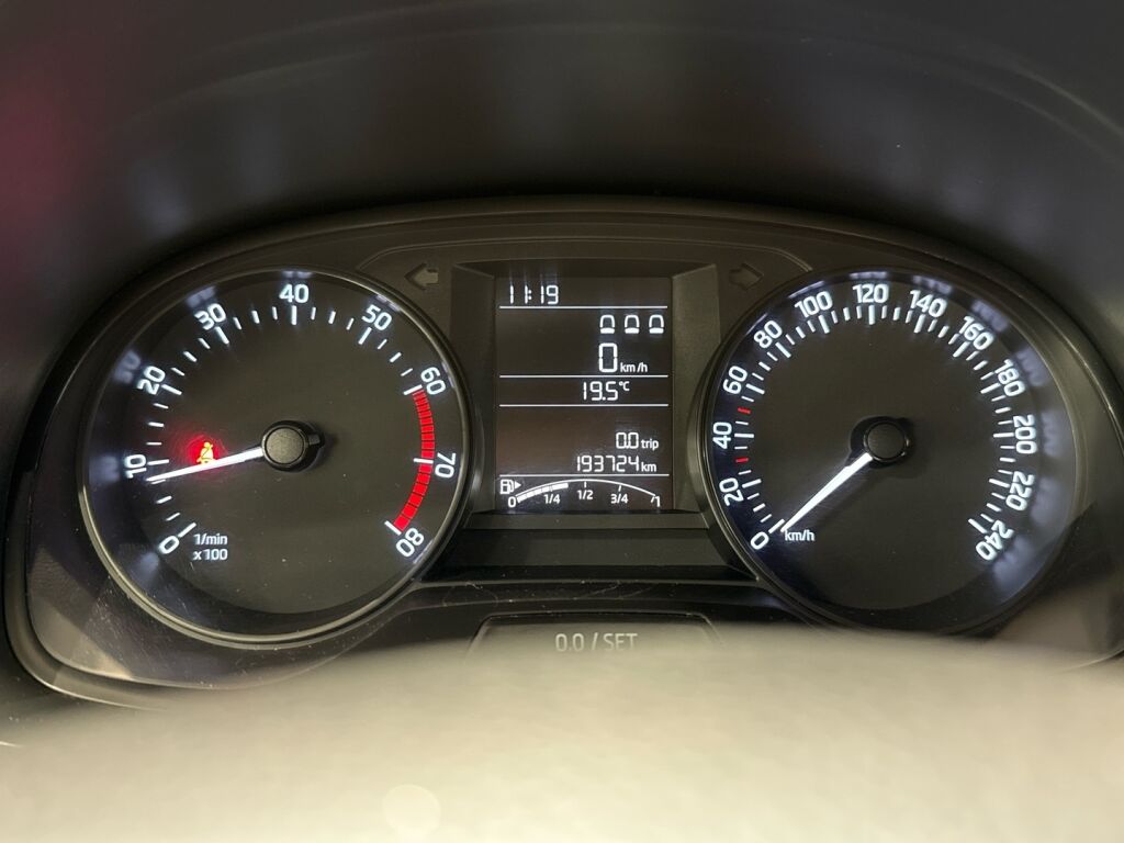 Skoda Fabia 2017 Punainen