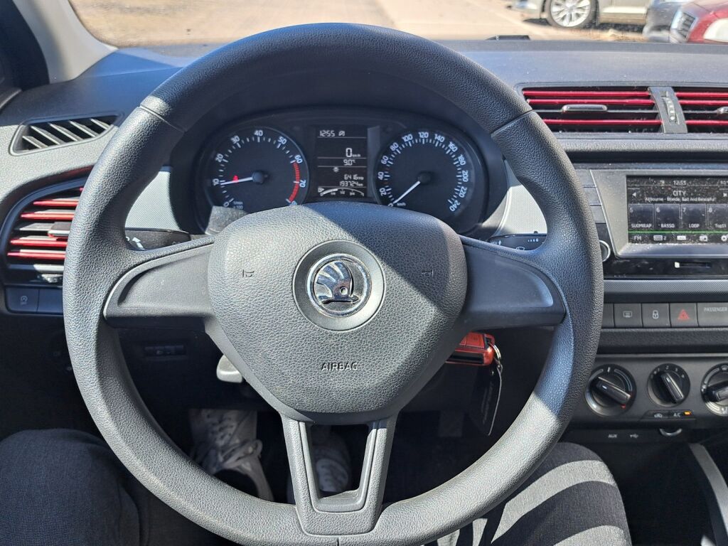 Skoda Fabia 2017 Punainen