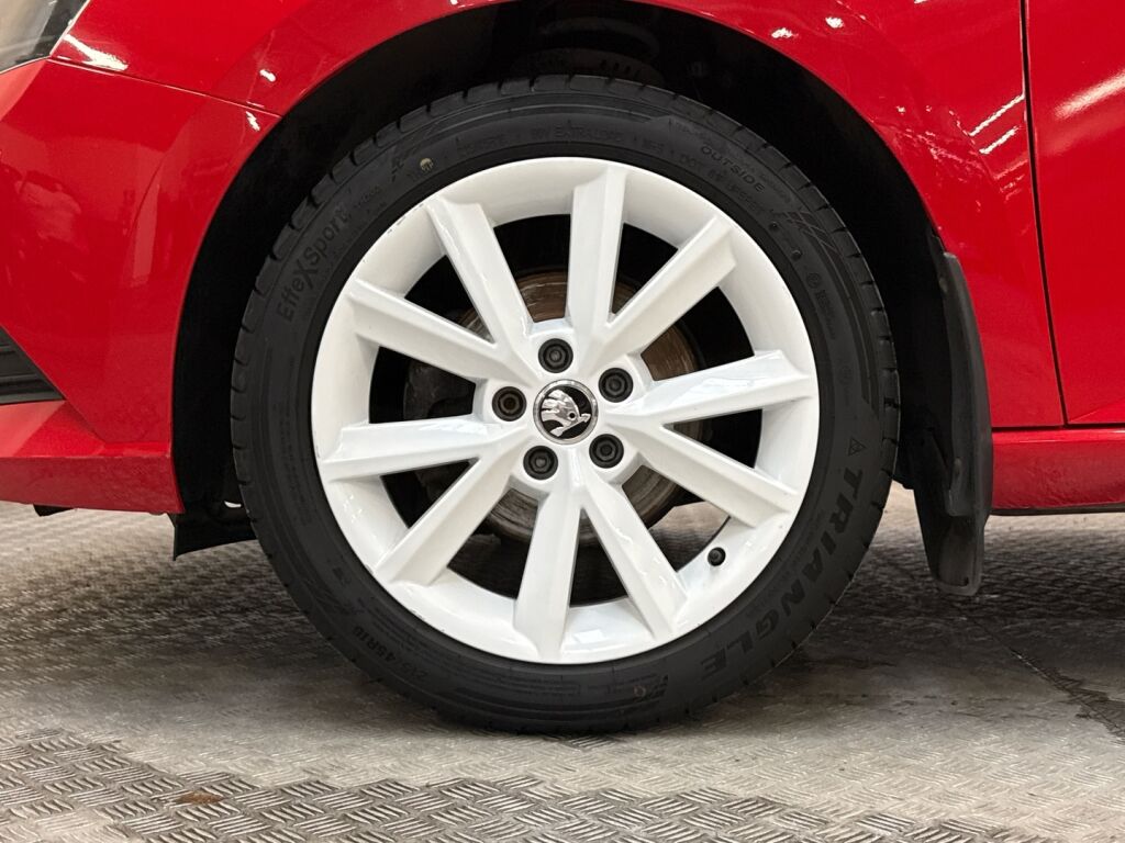 Skoda Fabia 2017 Punainen