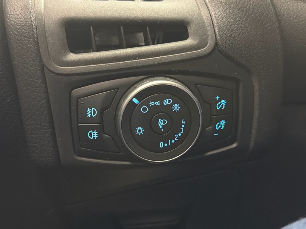 Ford Focus 2015 Valkoinen