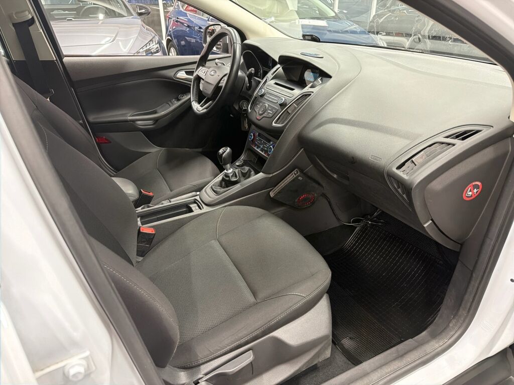 Ford Focus 2015 Valkoinen