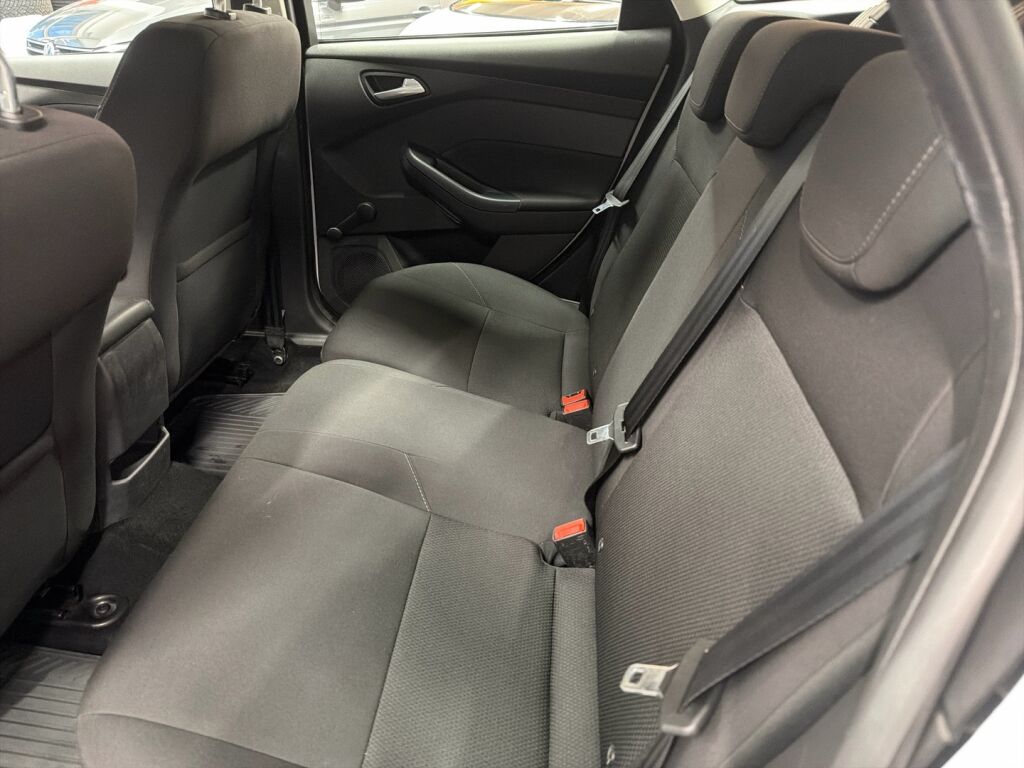 Ford Focus 2015 Valkoinen