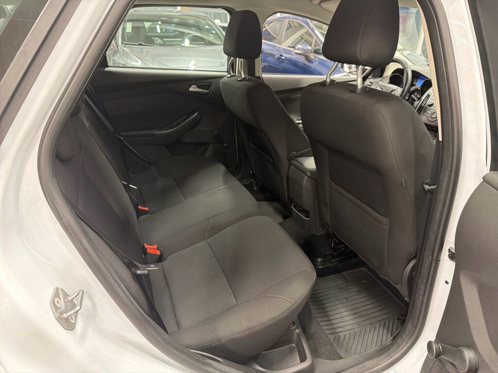 Ford Focus 2015 Valkoinen
