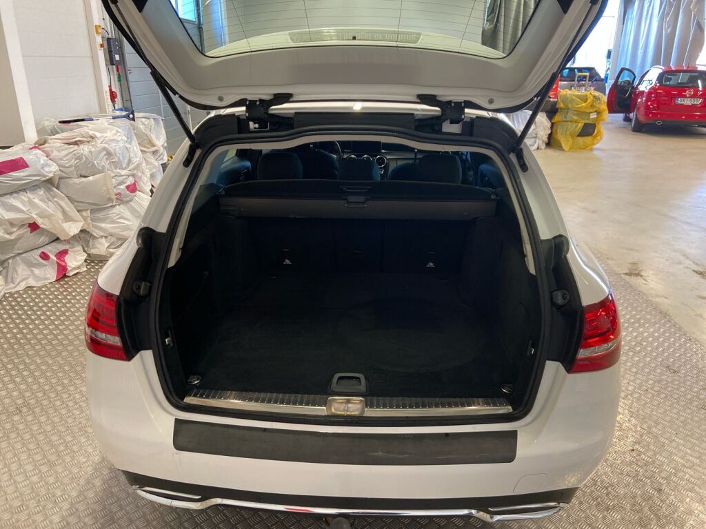 Mercedes-Benz C 2015 Valkoinen