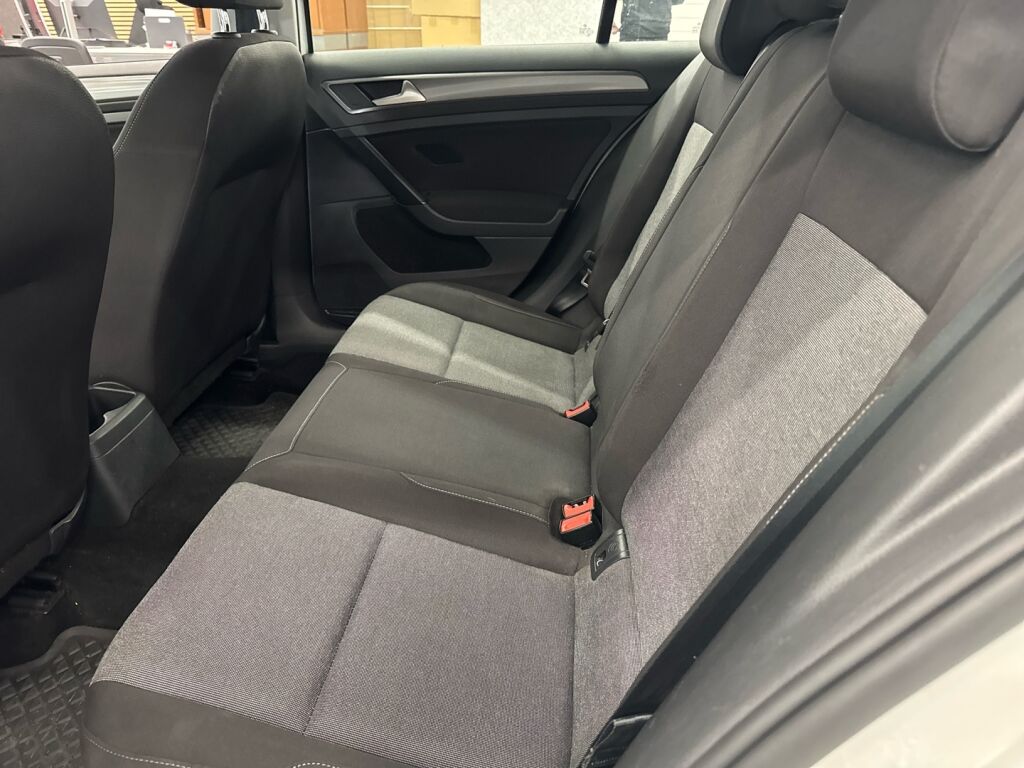 Volkswagen Golf 2016 Valkoinen