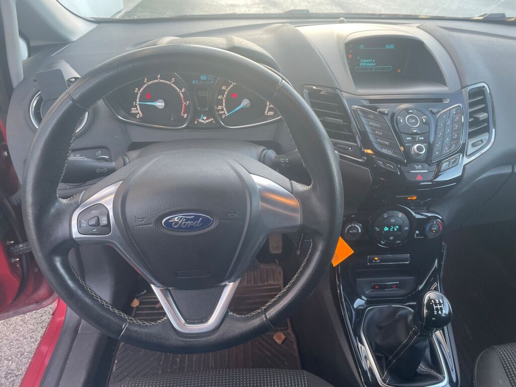 Ford Fiesta 2015 Punainen