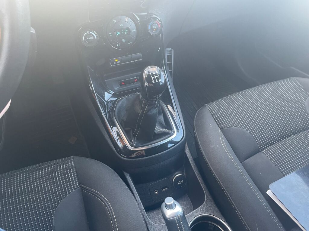 Ford Fiesta 2015 Punainen