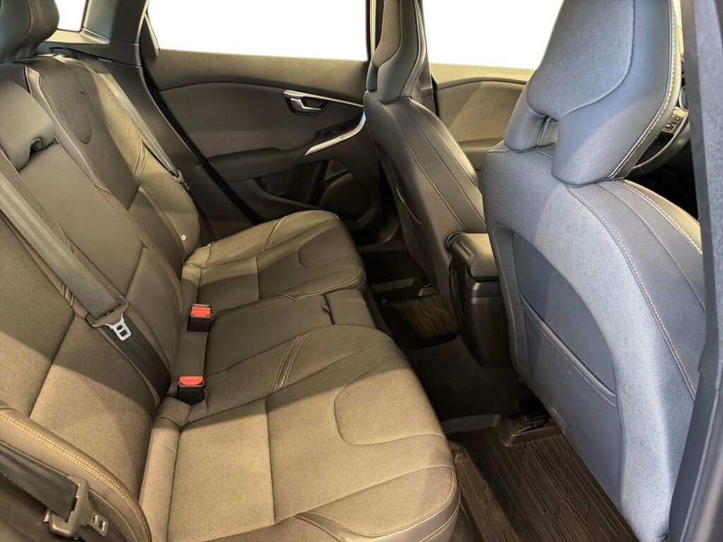 Volvo V40 Cross Country 2015 Musta