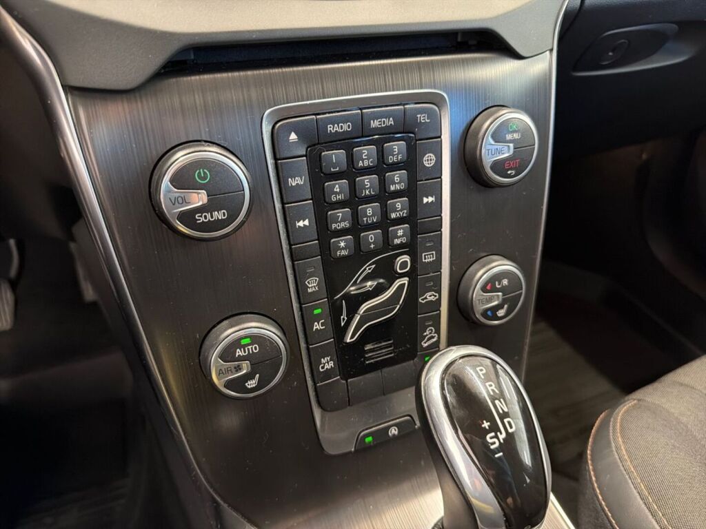 Volvo V40 Cross Country 2015 Musta