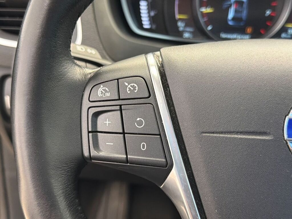 Volvo V40 Cross Country 2015 Musta