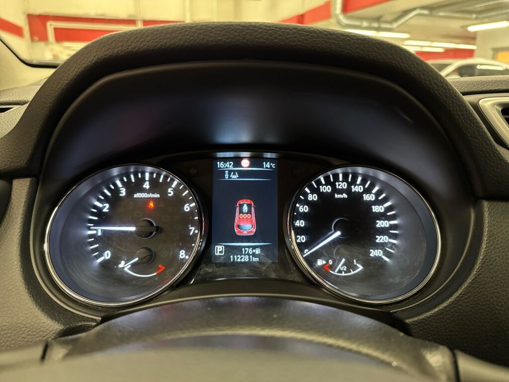 Nissan Qashqai 2015 Punainen