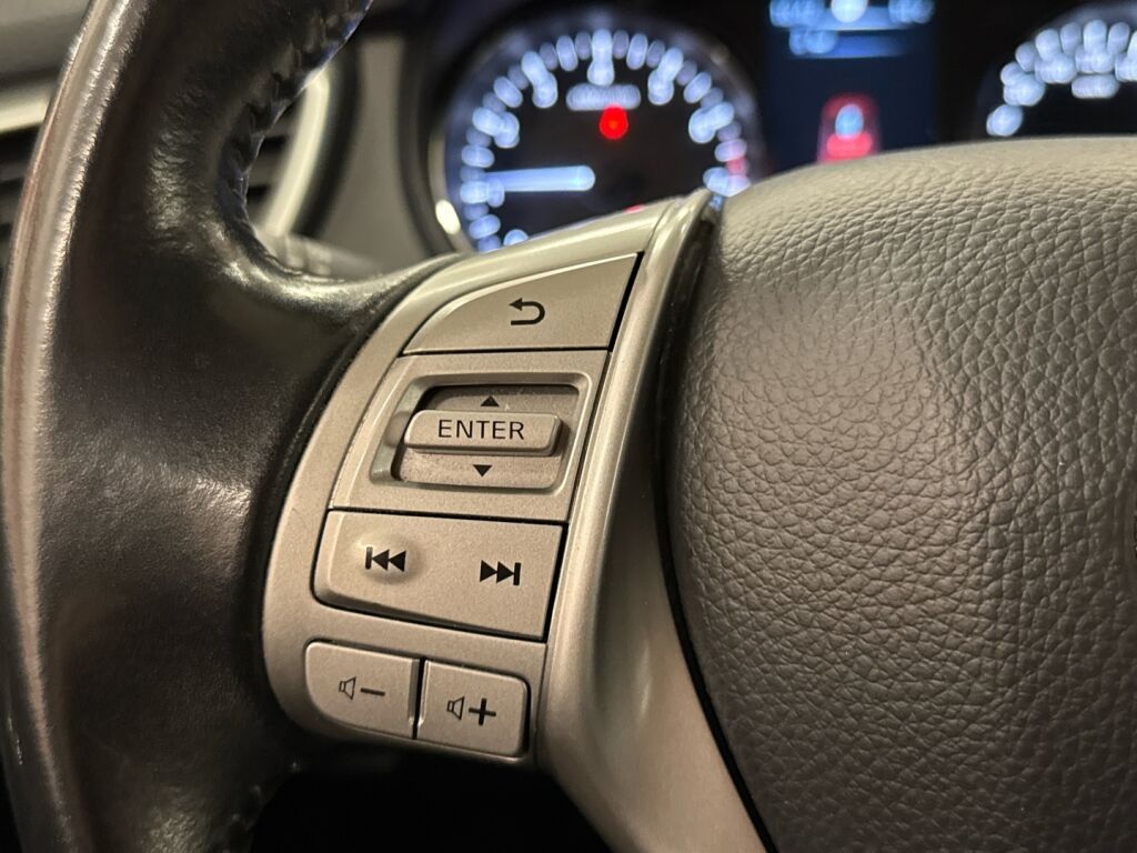 Nissan Qashqai 2015 Punainen