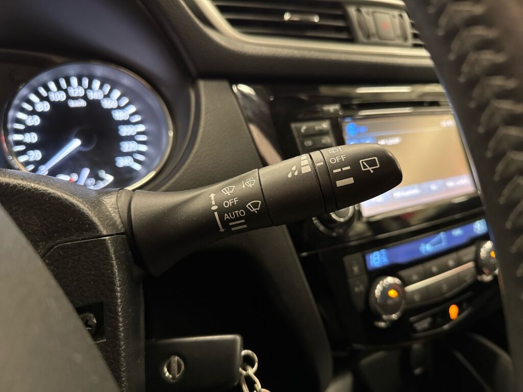 Nissan Qashqai 2015 Punainen