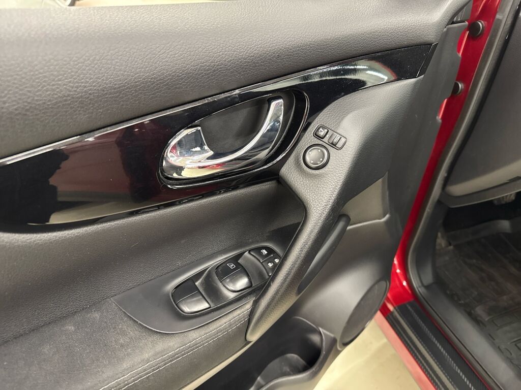 Nissan Qashqai 2015 Punainen