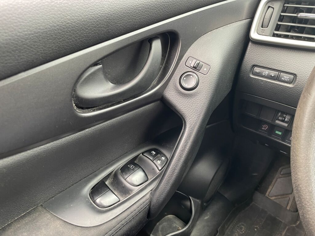 Nissan Qashqai 2015 Punainen