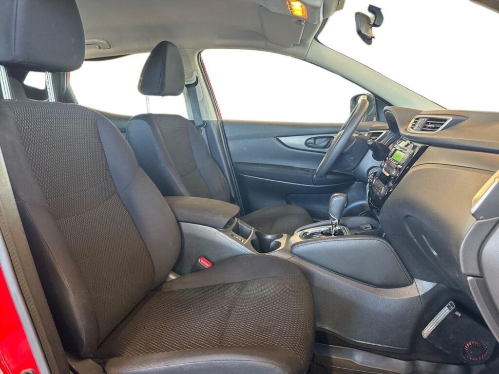 Nissan Qashqai 2015 Punainen