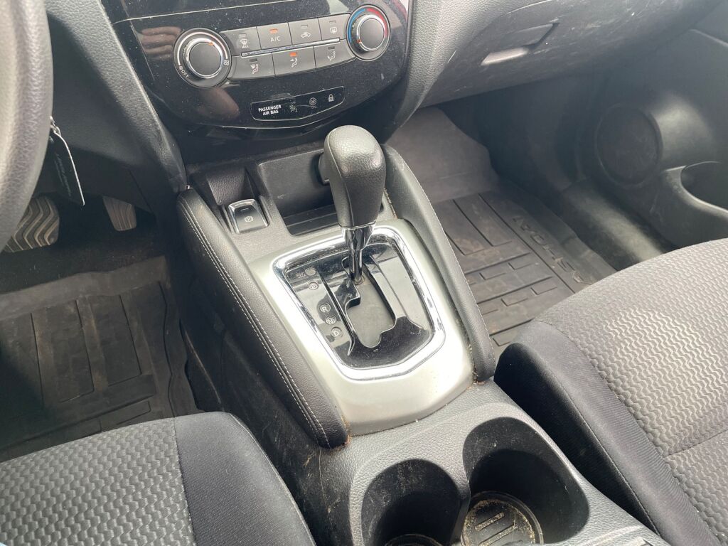 Nissan Qashqai 2015 Punainen
