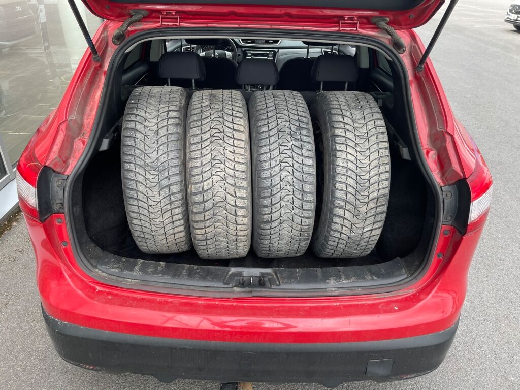 Nissan Qashqai 2015 Punainen