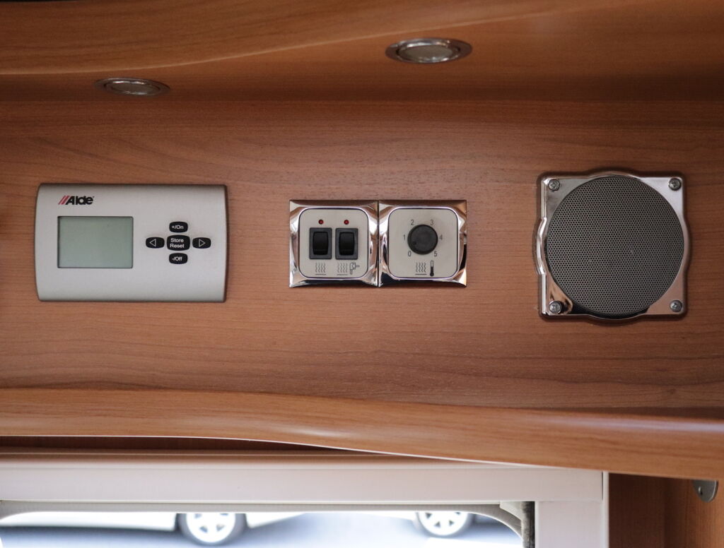 LMC Liberty Explorer I 680 G 2009 Valkoinen