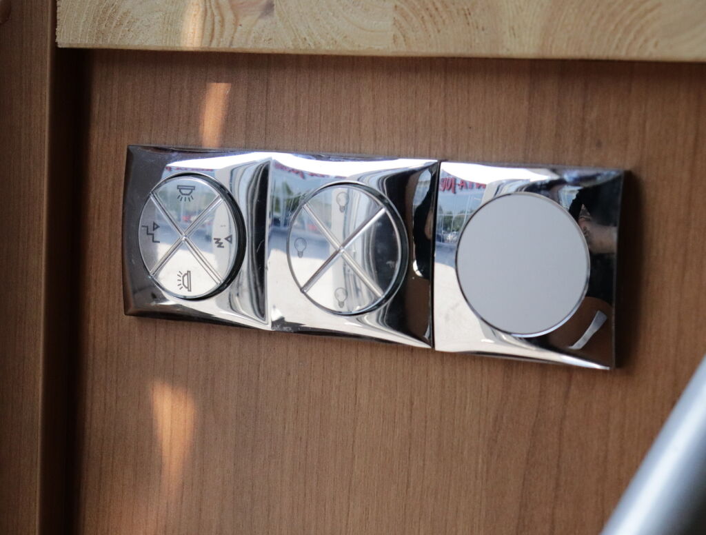 LMC Liberty Explorer I 680 G 2009 Valkoinen