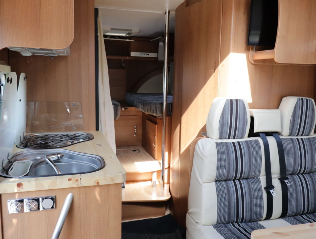 LMC Liberty Explorer I 680 G 2009 Valkoinen