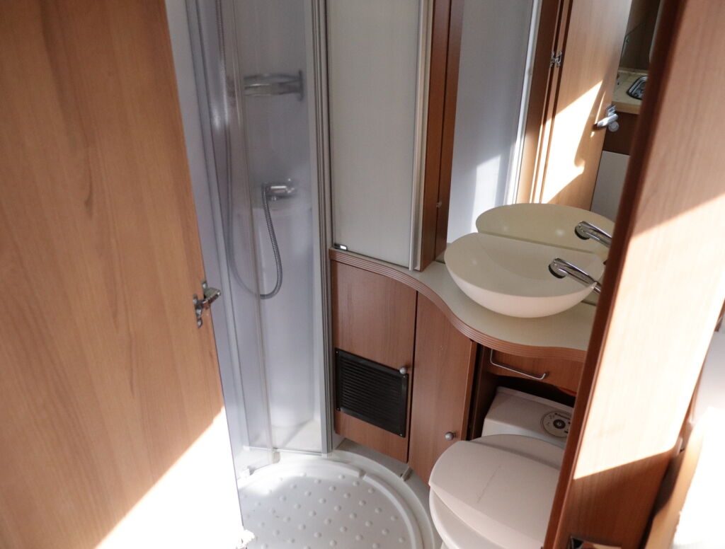 LMC Liberty Explorer I 680 G 2009 Valkoinen