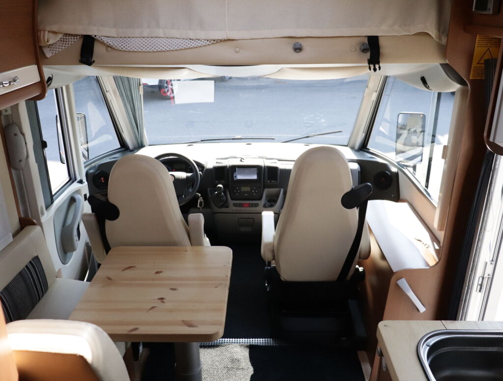 LMC Liberty Explorer I 680 G 2009 Valkoinen