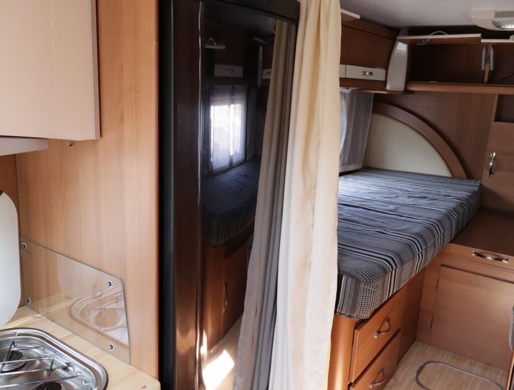 LMC Liberty Explorer I 680 G 2009 Valkoinen