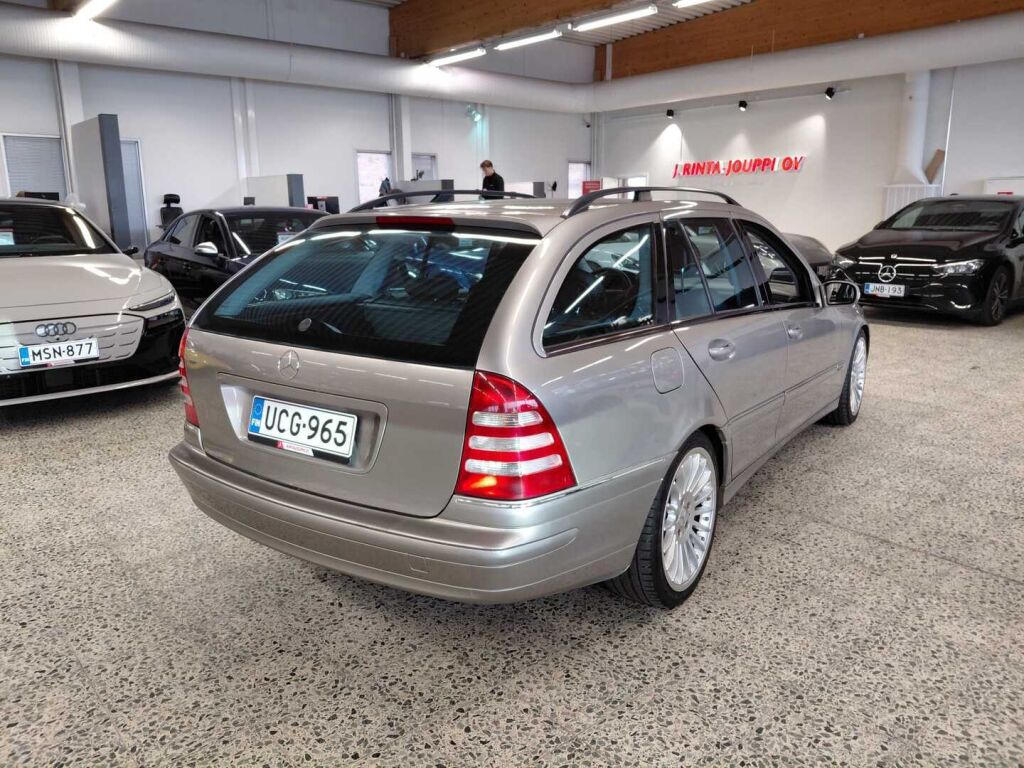 Mercedes-Benz C 2004 Ruskea (beige)