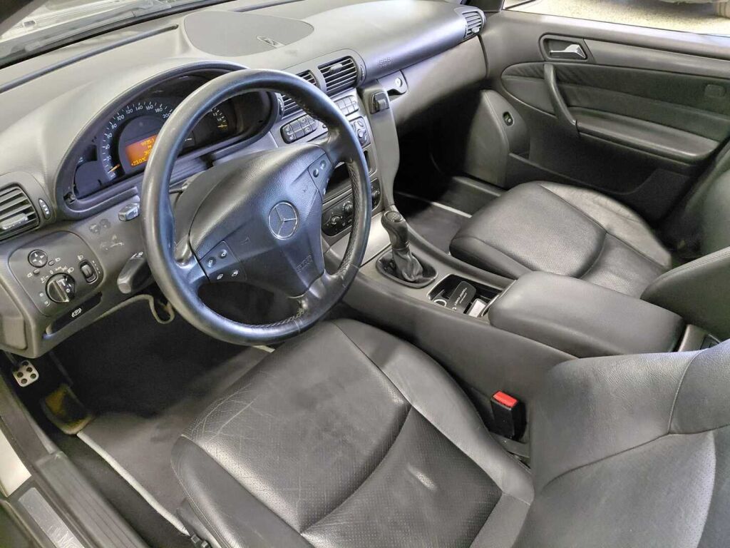 Mercedes-Benz C 2004 Ruskea (beige)