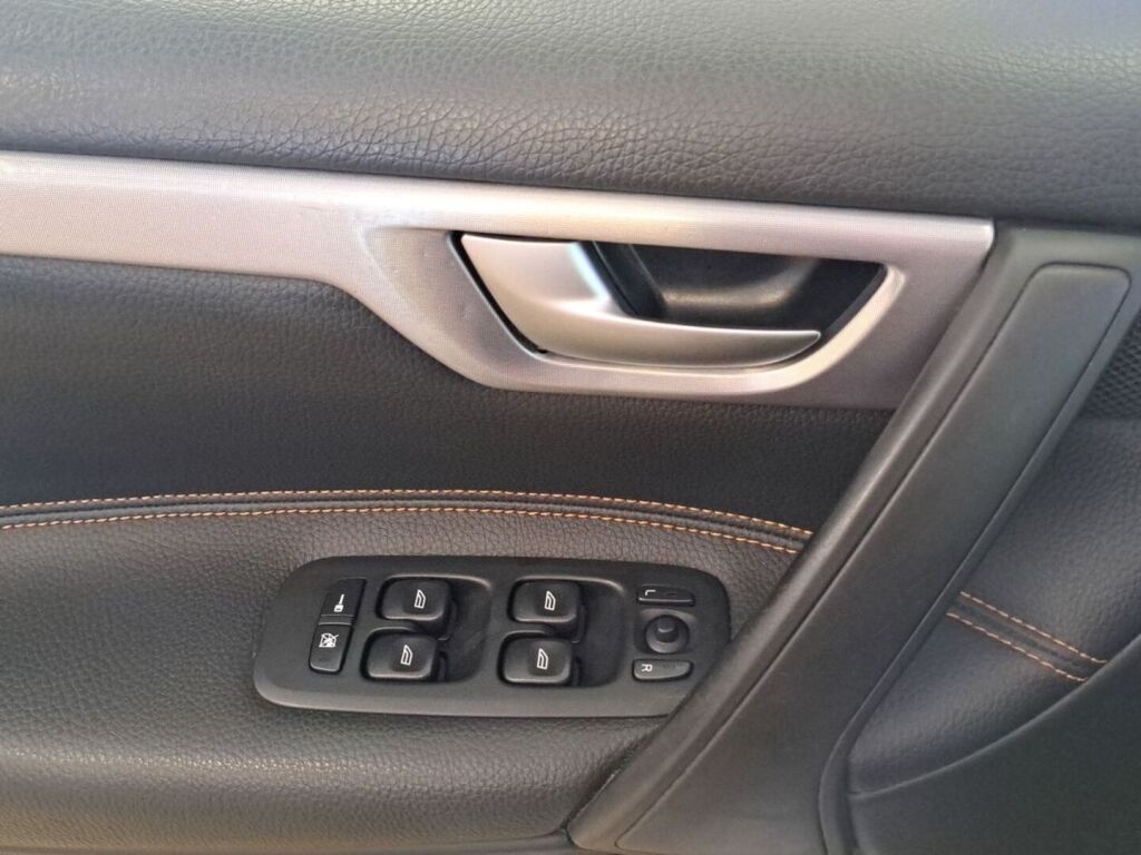 Volvo S60 2008 Musta