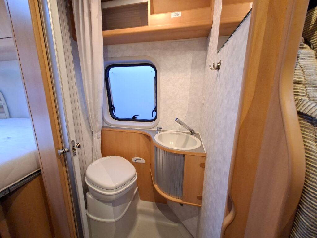 Adria Twin 600 2008 Valkoinen