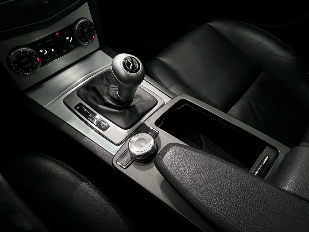 Mercedes-Benz C 2007 Musta