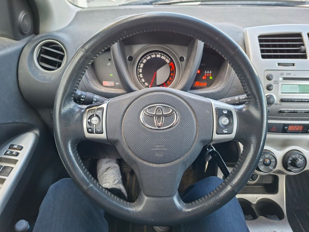 Toyota Urban Cruiser 2010 Punainen