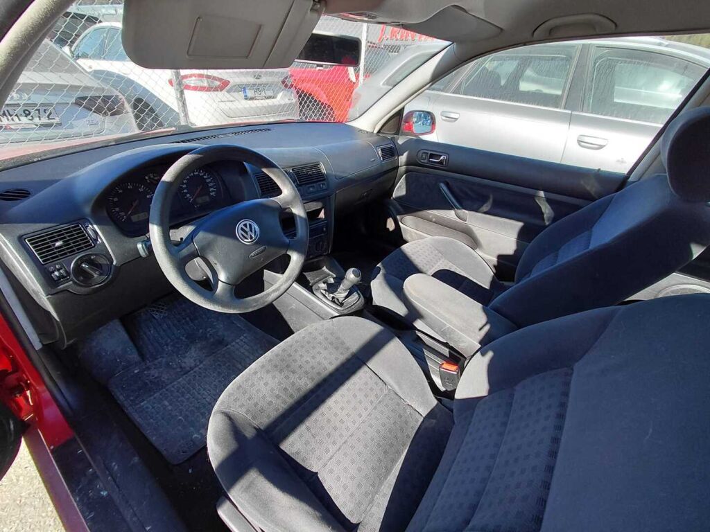 Volkswagen Golf 2000 Punainen
